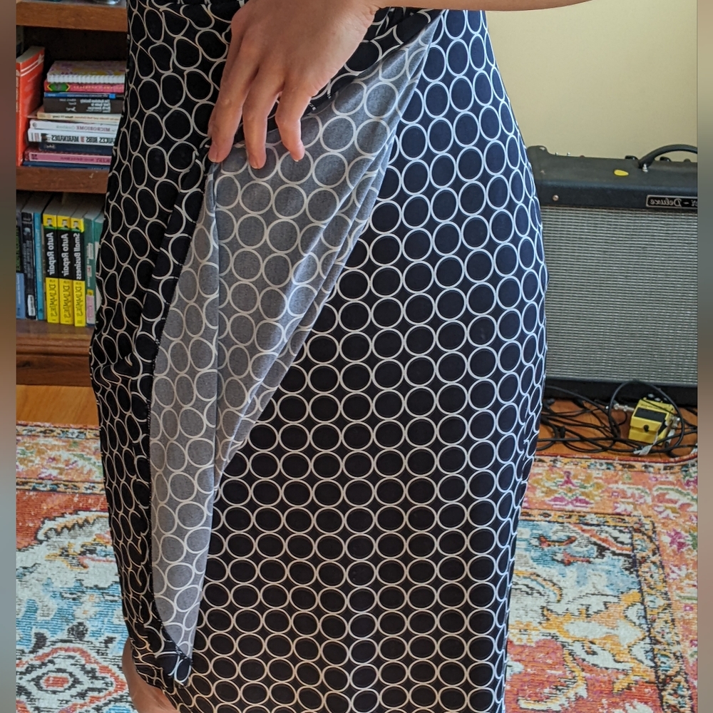 Super Flattering Pattern Dress - Picture 2 of 7
